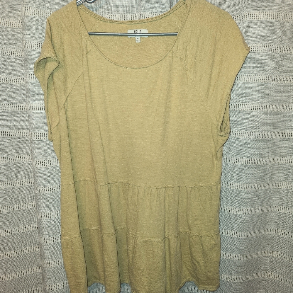 Cute yellow top!